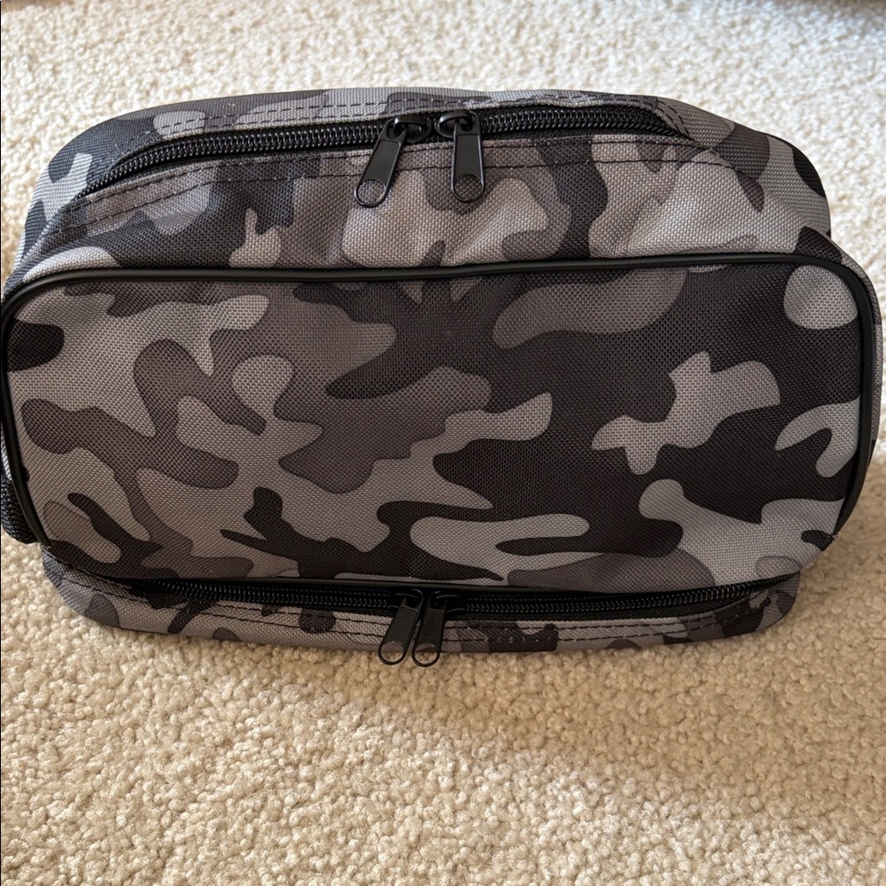 Camouflage Gray and Black Nylon Men's Travel/Toiletry Bag NWOT